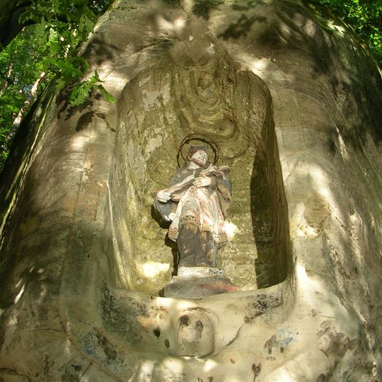 Socha Svatého Jana Nepomuckého ve skalním výklenku u Nebákovského mlýna