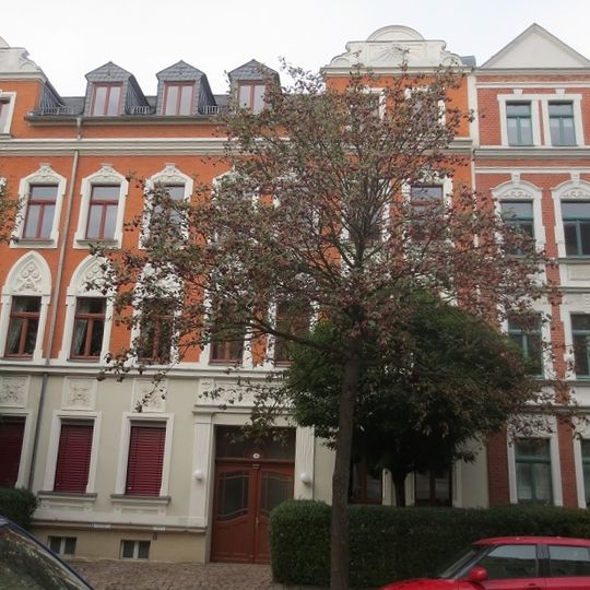 Mietshaus in geschlossener Bebauung mit Vorgarten Ricarda-Huch-Straße 4