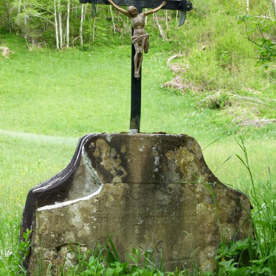 Steinsockel mit Kreuz