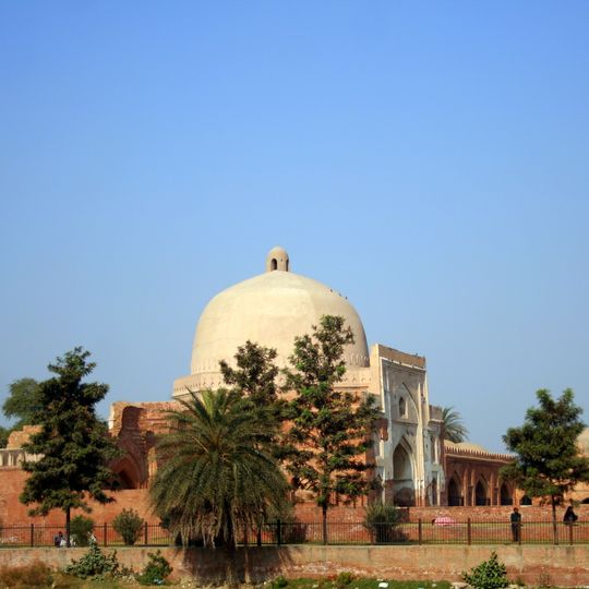 Kabuli Bagh Mosque with enclosure wall