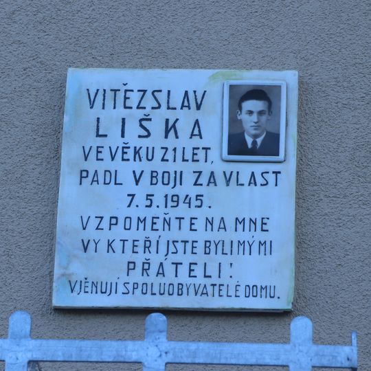 Pamětní deska Vítězslava Lišky na domě Jihlavská 821/74 v Praze