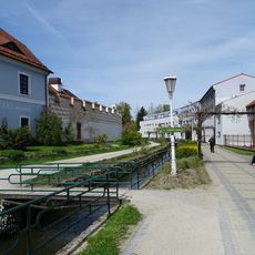 Lávka přes Zlatou stoku za domem čp. 11 v Třeboni