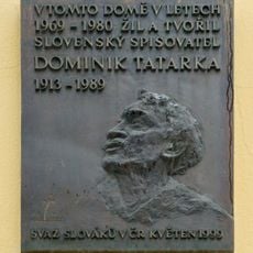 Pamětní deska Dominika Tatarky na náměstí Jiřího z Lobkovic 2288/20 na Vinohradech