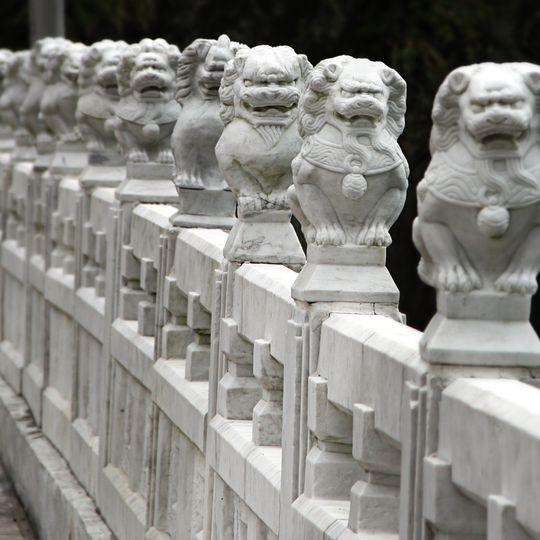 Statues of lions on the Shakadang Bridge