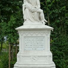 Sint-Vituskerk, begraafplaats: piëta-grafmonument voor pastoor G.J. Evers