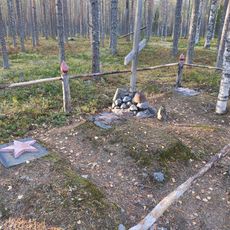 Могилы советских воинов (три) (Лоймольское с.п.)