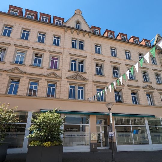 Wohn- und Geschäftshaus in geschlossener Bebauung, bauliche Einheit mit Nr. 17 Hauptstraße 13; 15