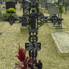 R.K. Kerkhof Sambeek: grafkruis van G. Nissen