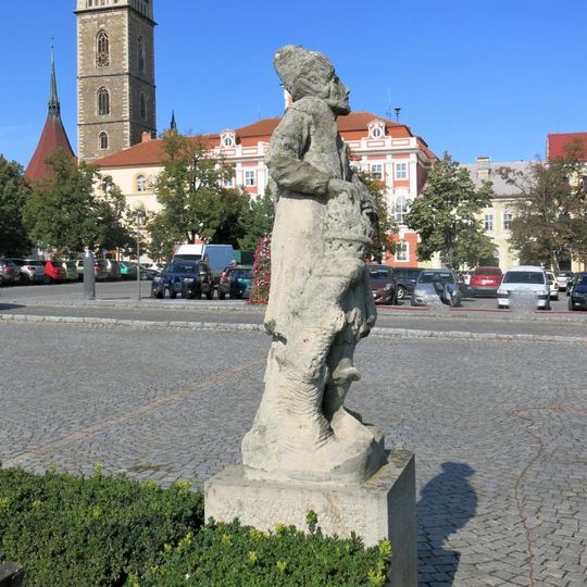 Alegorická socha Zima na náměstí Jana Žižky z Trocnova v Čáslavi