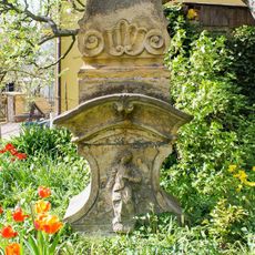 Kříž v Třeštině na zahradě domu