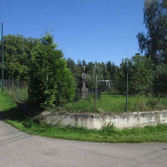 Kříž v Třebešicích v zahradě