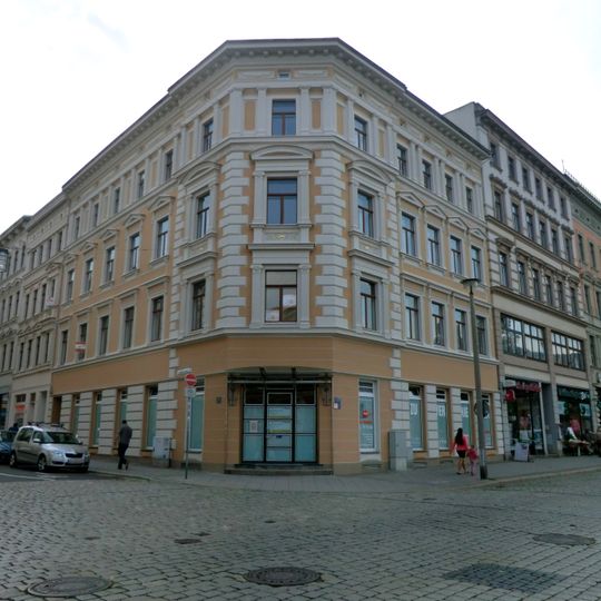 Wohnhaus mit Läden in geschlossener Bebauung, Eckhaus Jakobstraße 43