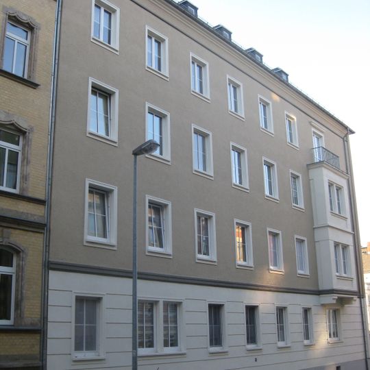 Wohnhaus in halboffener Bebauung und Pergola Jahnstraße 46