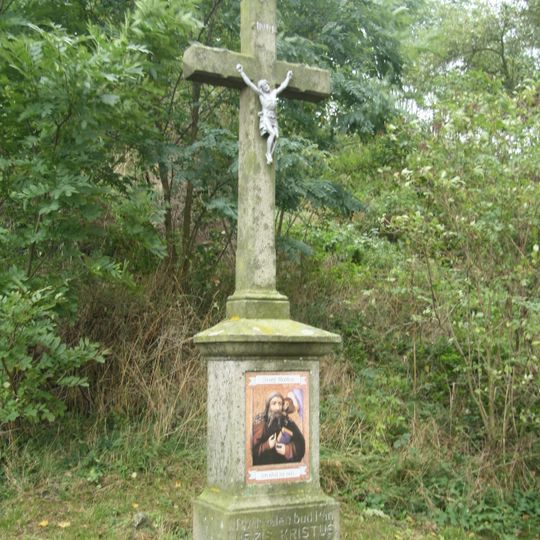 Kříž u křižovatky u hřbitova ve Stříteži