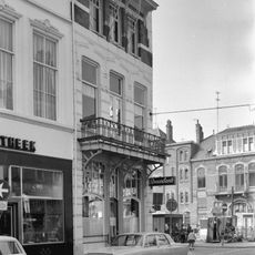 Pand met gepleisterde lijstgevel en jongere winkelpui