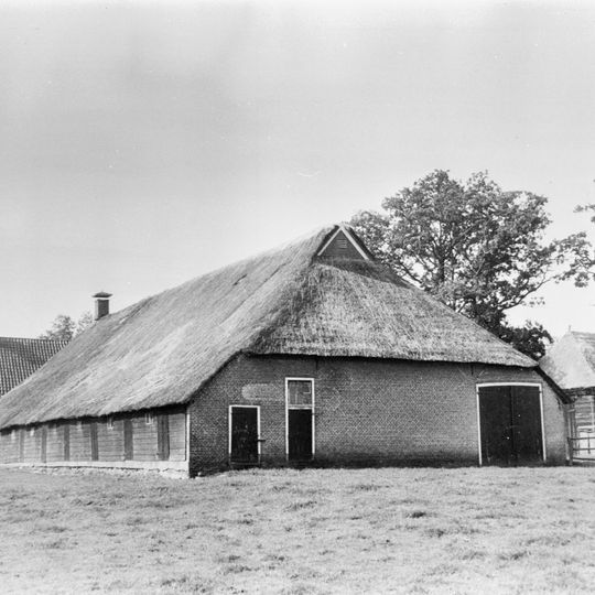 Boerderij met zijbaander, twee schuren
