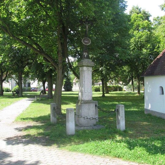 Kříž u kaple v Čižicích