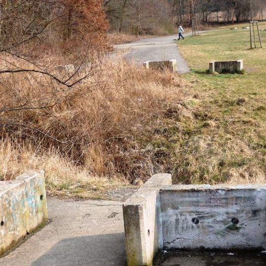 Chybějící mostek přes Lhotecký potok