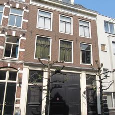 Verhoogd pand onder rechte lijst