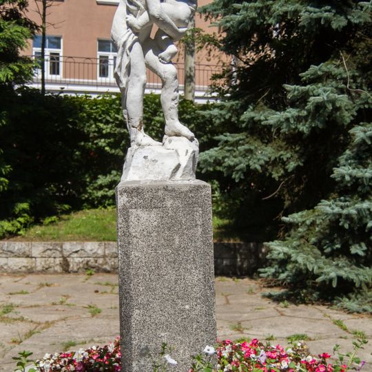 Скульптура «Девочка с ребенком, переходящая через ручей»