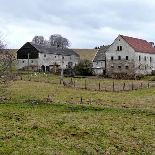 Nördliches Wohnstallhaus, östliche Seitengebäude und südliche Scheune mit östlichem Anbau eines Vierseithofes, dazu Hofmauer mit Toreinfahrt und Pforte Waltersdorfer Straße 9