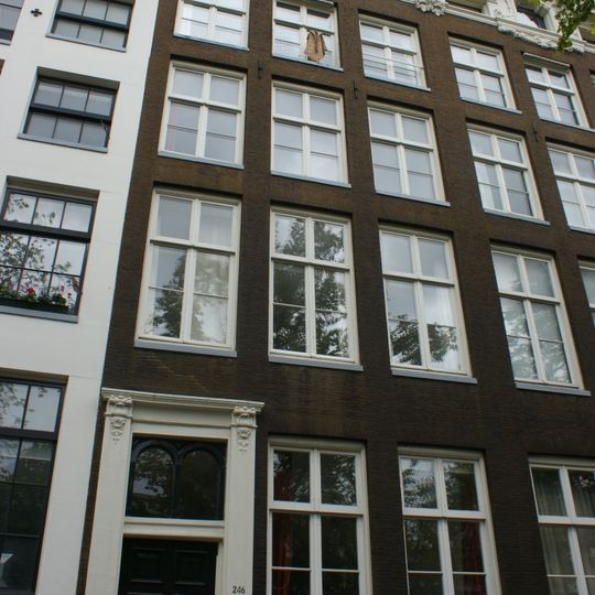 De Groote Keijser, pand met gevel onder gesneden verhoogde lijst en attiek, met gesneden deuromlijsting