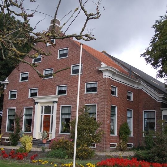 Dwarshuisboerderij op rechthoekige plattegrond dat zich verbreedt door middel van een krimp