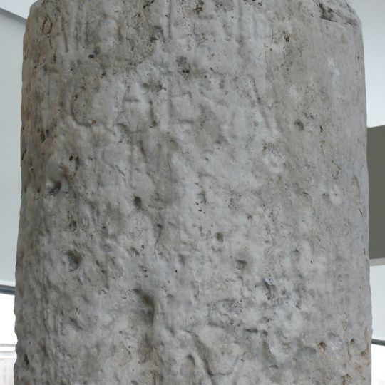 Borne milliaire du château d'Estoublon