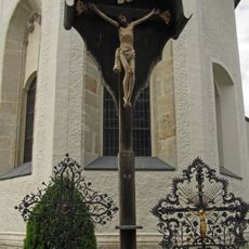 Kruzifix auf dem Kirchhof