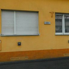 Pamětní deska Milana Machovce na domě U Průhonu 1142/4 v Holešovicích