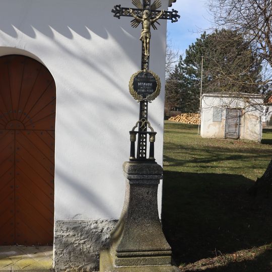 Kříž u kaple v Zárubicích