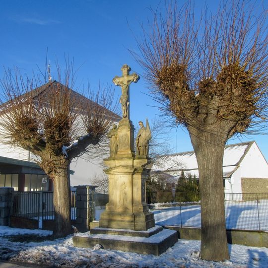 Kříž v Pískově u zastávky