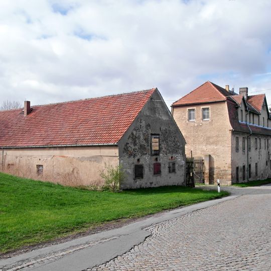 Wohnstallhaus und Wohnhaus über winkligem Grundriss eines ehemaligen Vierseithofes Jeßnitz 1