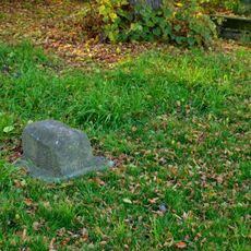 Odpočinkový kámen poblíž sousoší sv. Pavla a Jana v Údlicích