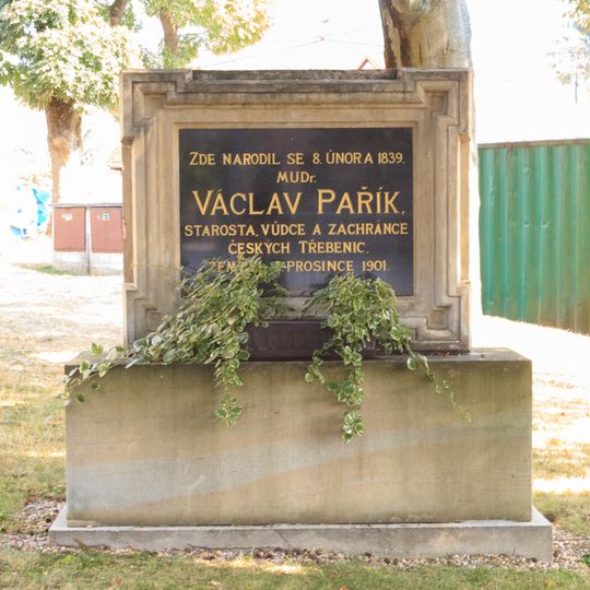 Pomník Václava Paříka u školy v Libuni