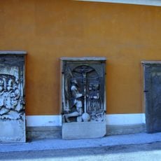 Karmeliterkreuz mit ehem. Klostermauer