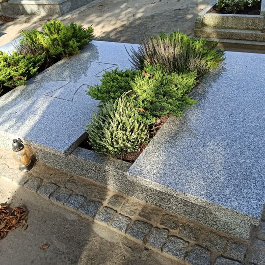 Trzy mogiły zbiorowe żołnierzy z II wojny światowej na cmentarzu parafialnym w Strzeleczkach