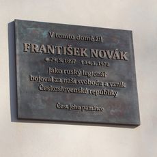 Pamětní deska Františka Nováka v Petrůvkách