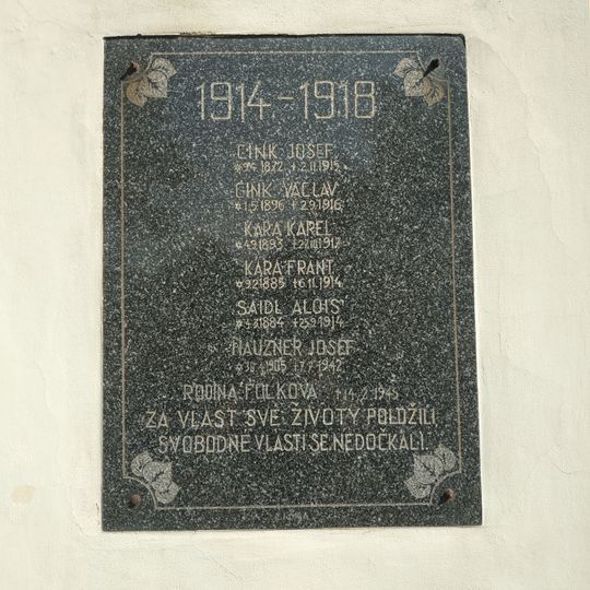 Pomník padlým na kapli v Nynicích