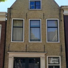 Pand onder zadeldak tegen puntgevel