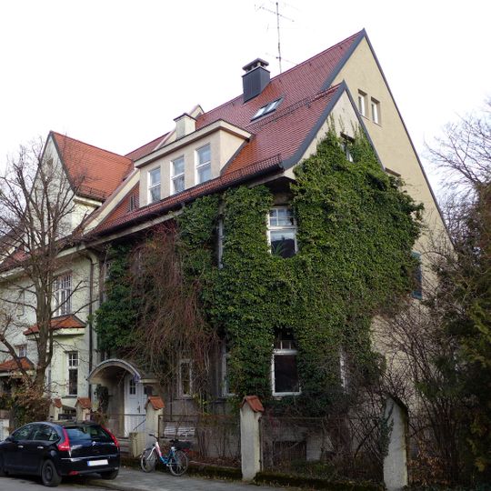 Henrik-Ibsen-Straße 2/4