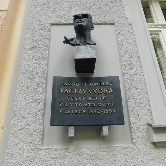 Busta Václava Vydry v Mánesově ulici v Praze