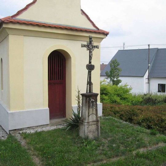 Kříž u kaple v Hajské