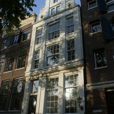 Pand met gepleisterde pilaster-halsgevel met tussentrappen en oeils-de-boeuf