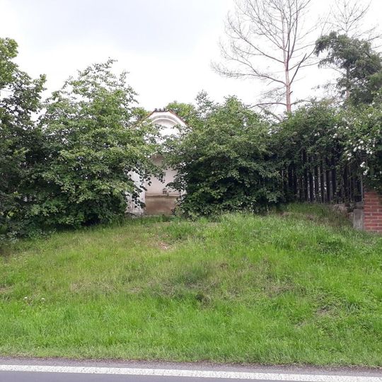 Kaplička v Holedečku nad křižovatkou