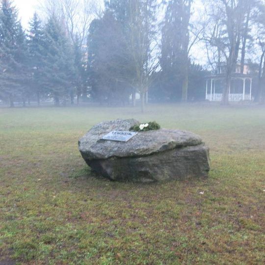 Pomník odstraněného Masarykova pomníku v Masarykových sadech v Jaroměři