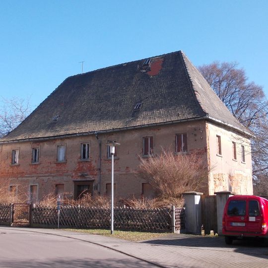 Pfarrhaus und Toranlage des Pfarrhofes Dorfplatz 70