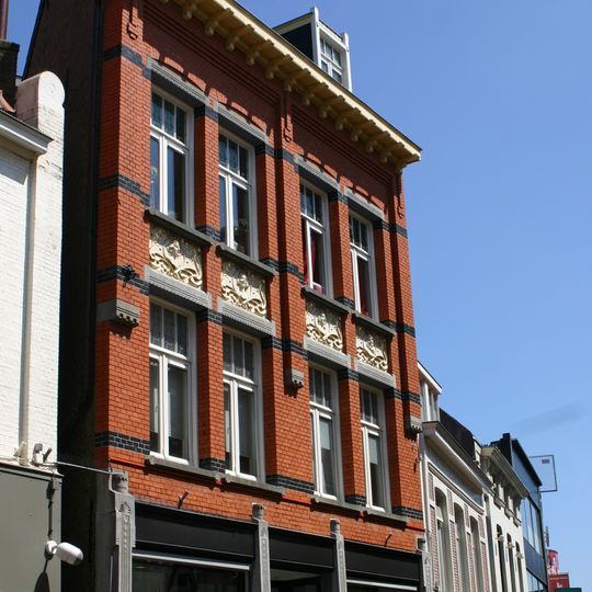 Winkel-woonhuis. In de bouwstijl zijn elementen van Art Nouveau verwerkt