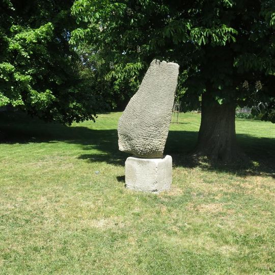 Kamenná plastika Křídlo v parku v Radonicích