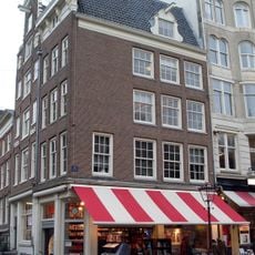 Hoekhuis met gevel onder rechte lijst met consoles